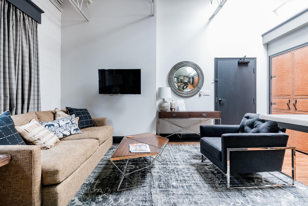 80 LEX 204 Industrial Chic Free Parking
