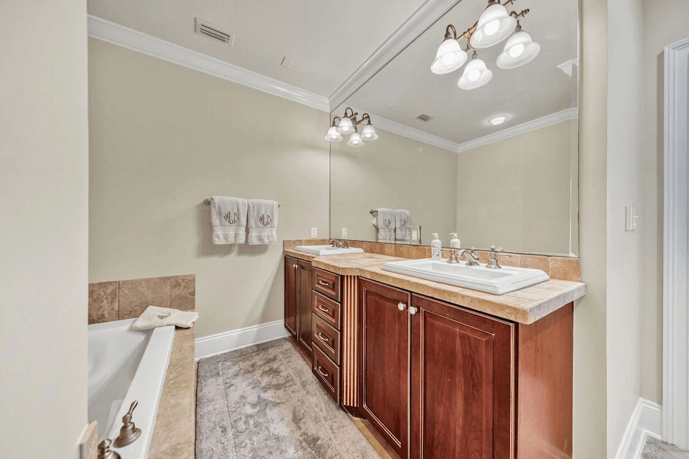 Salt Water Express by Avantstay Top Floor Corner Unit Adagio