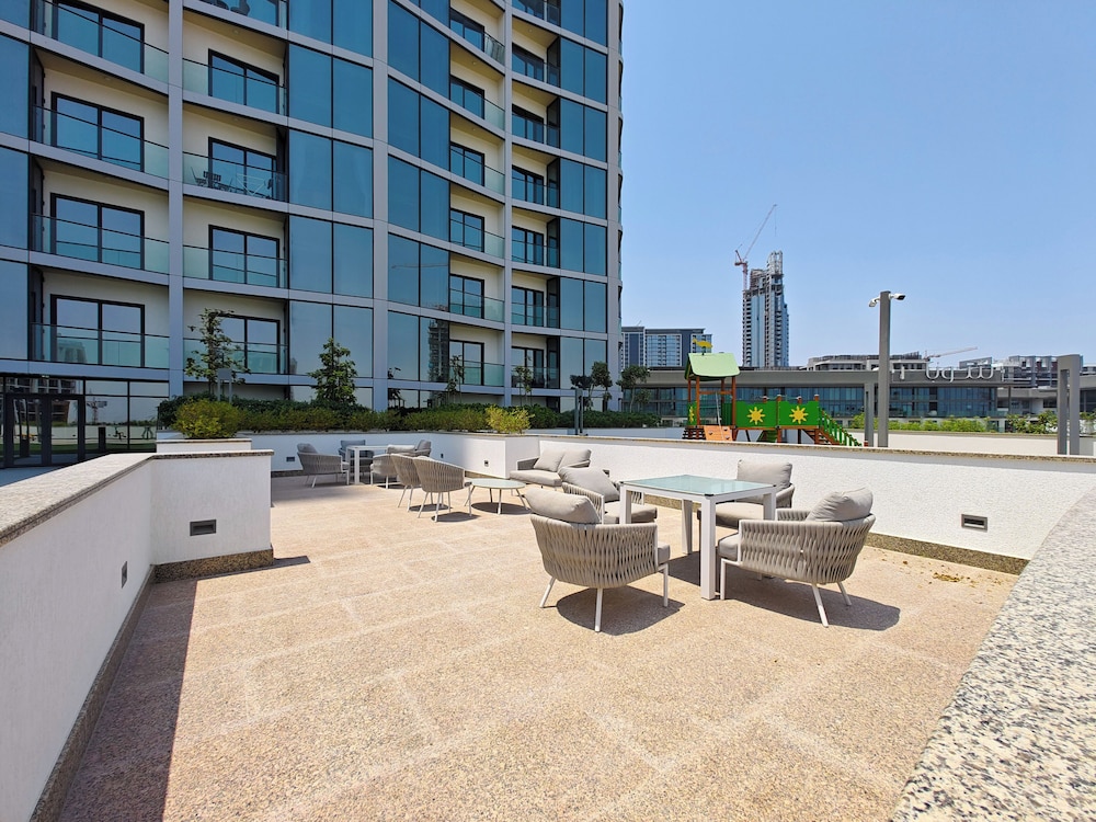 Beautiful Cityscape Views From This Urban Retreat