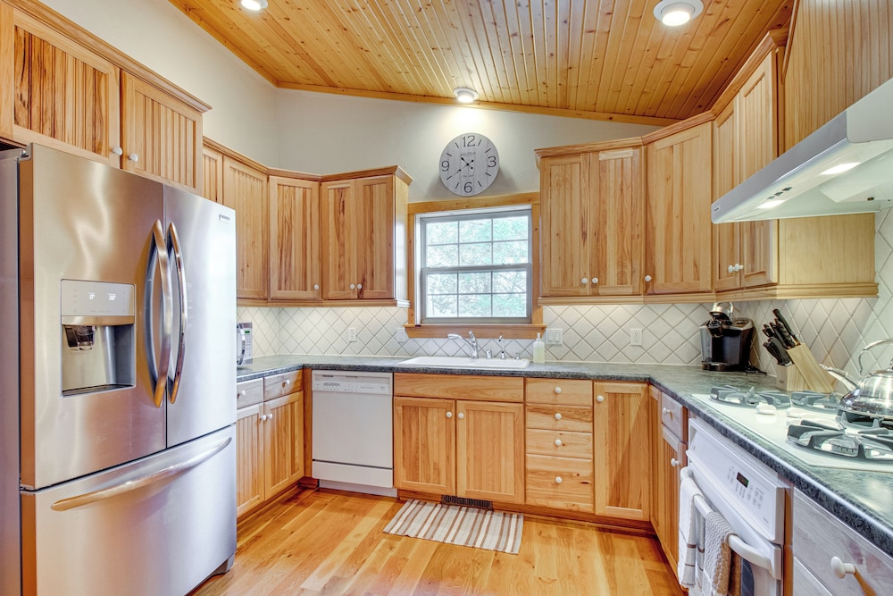 Norfork Lake Access: Cabin w/ Deck & Water View!