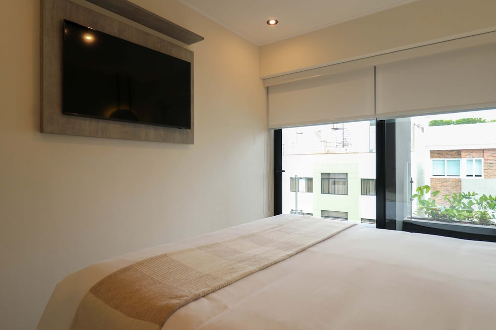 w Elegant 2BR w Balcony Near Larcomar