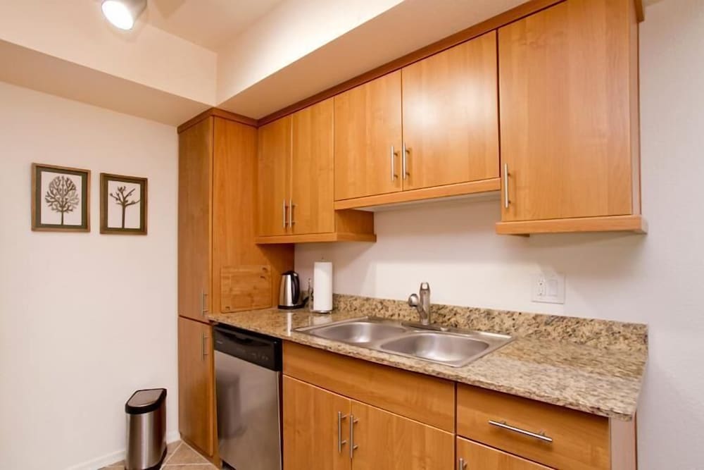 Ultra Chic and Modern By Signature Vacation Rentals