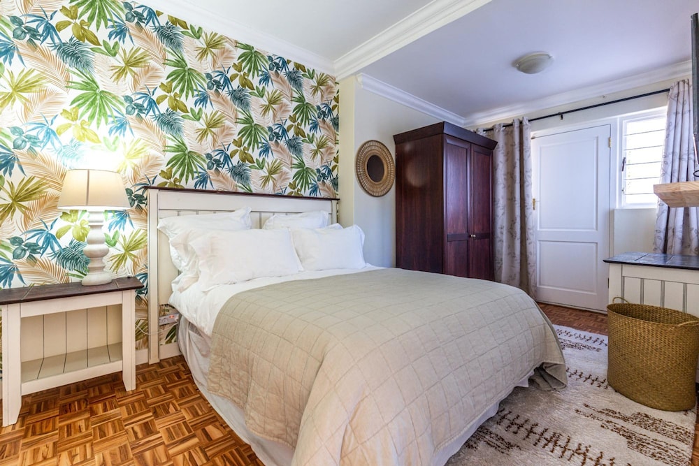 Camps Bay 4bed Home w Pool and Views Alma Marina