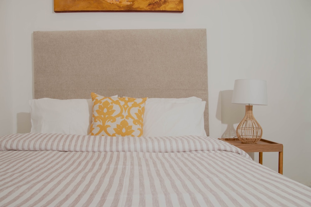 2BR APARTMENT IN THE WALLED CITY