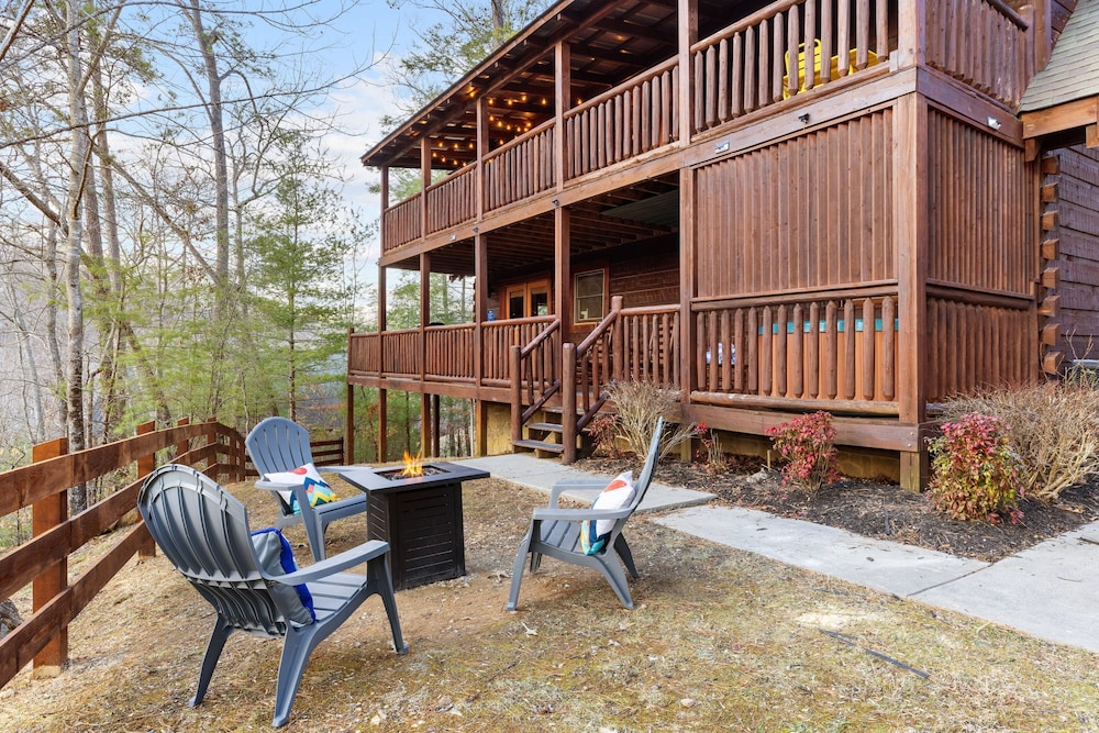 Riverbend Redesigned Cabin Hot Tub Firepit Billiards Mins to Pigeon Forge