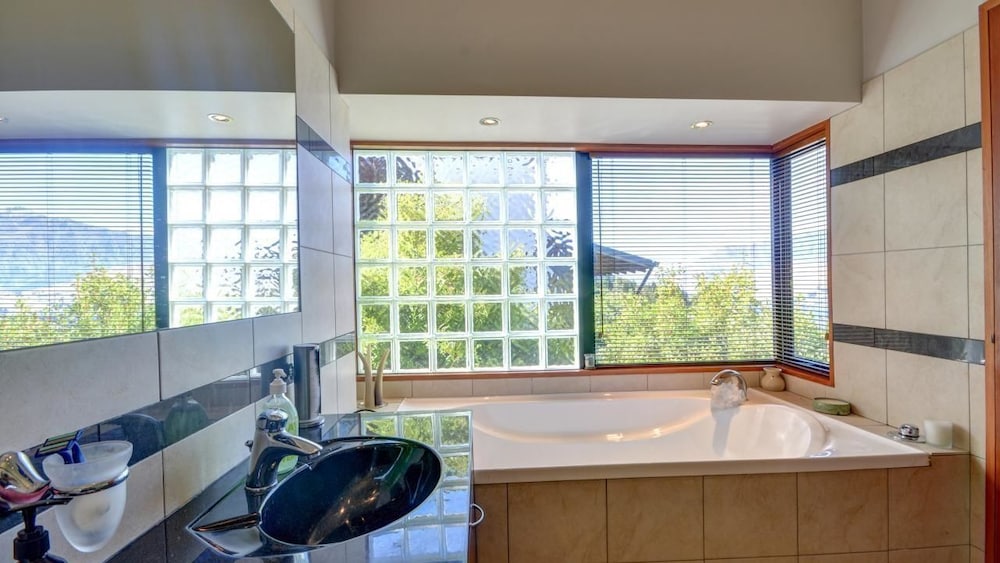 Aries Lake View Villa