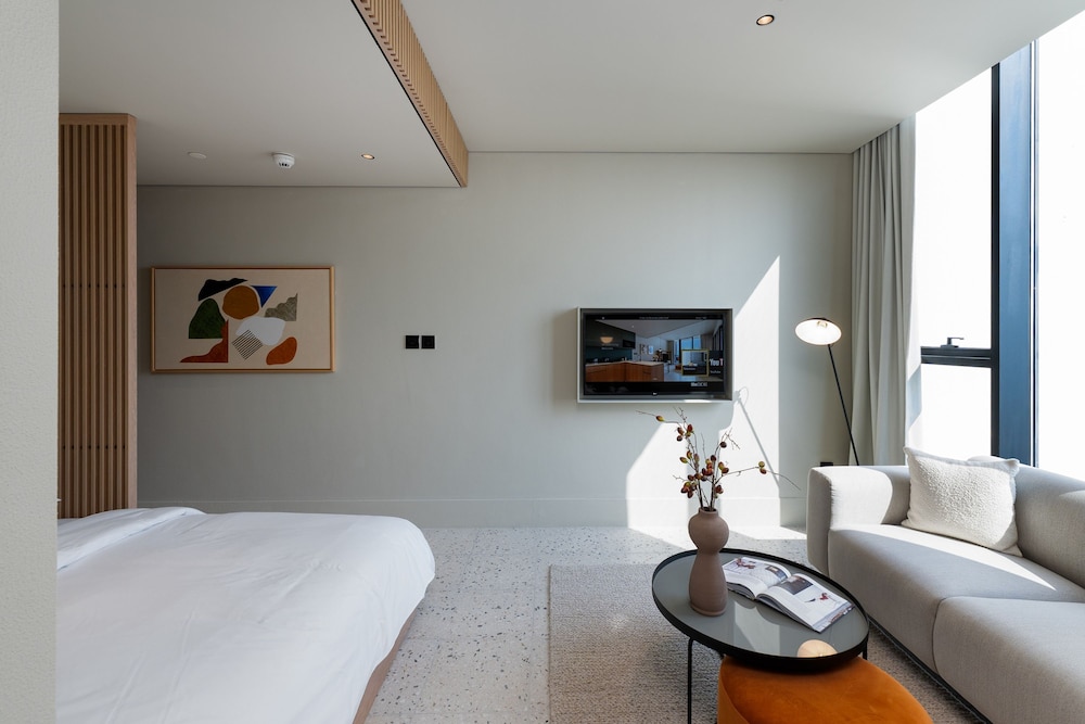 Business Bay Chic Studio w Pool Gym