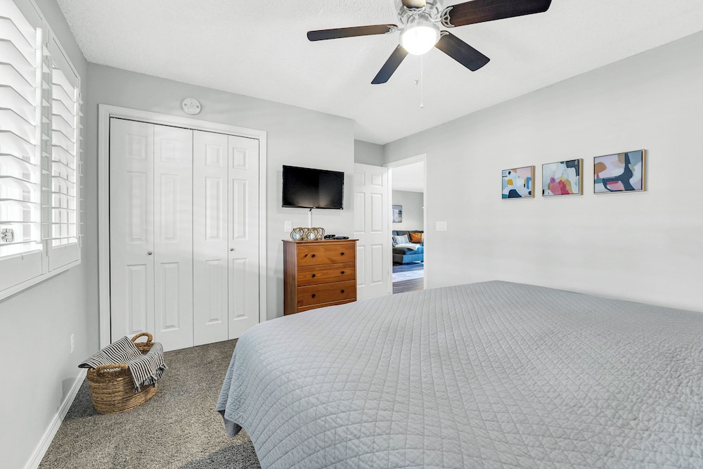 Bright Stylish Condo w/ Balcony