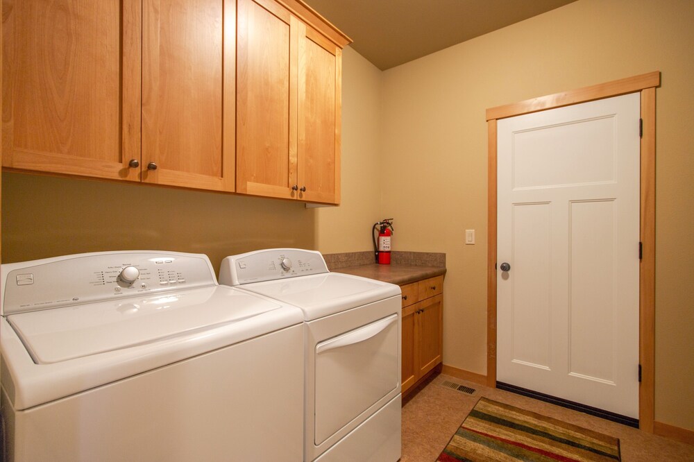 Redtail 30 Day Minimum 3 Bedroom Home by RedAwning