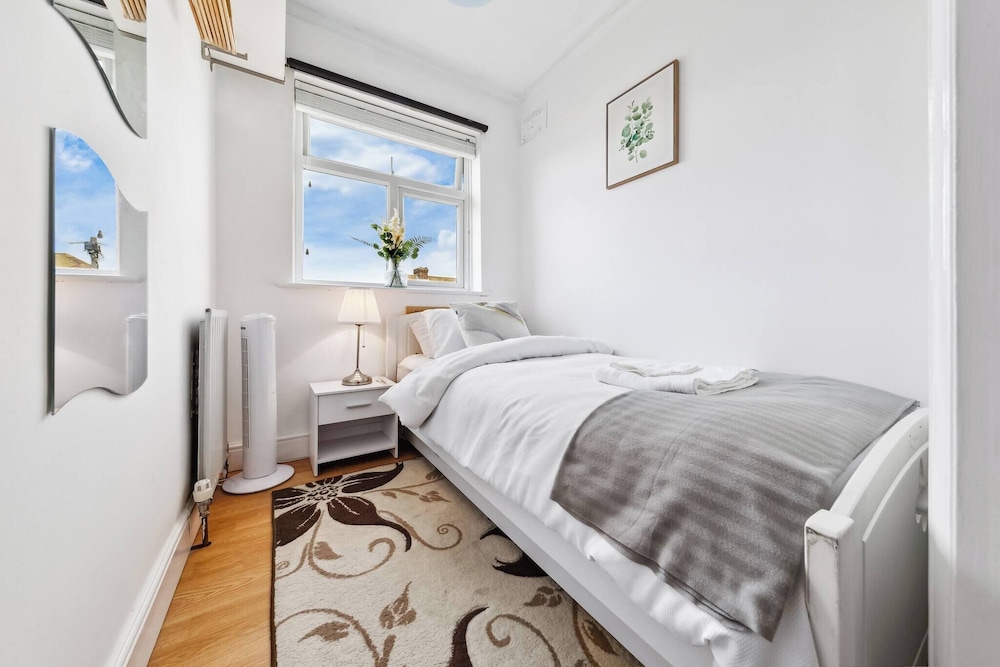 Spacious 3 bd Garden M25, Free Parking,bluewater