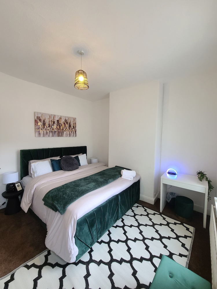 2 Bed House - Sleeps 5 - Parking - Wifi view 3