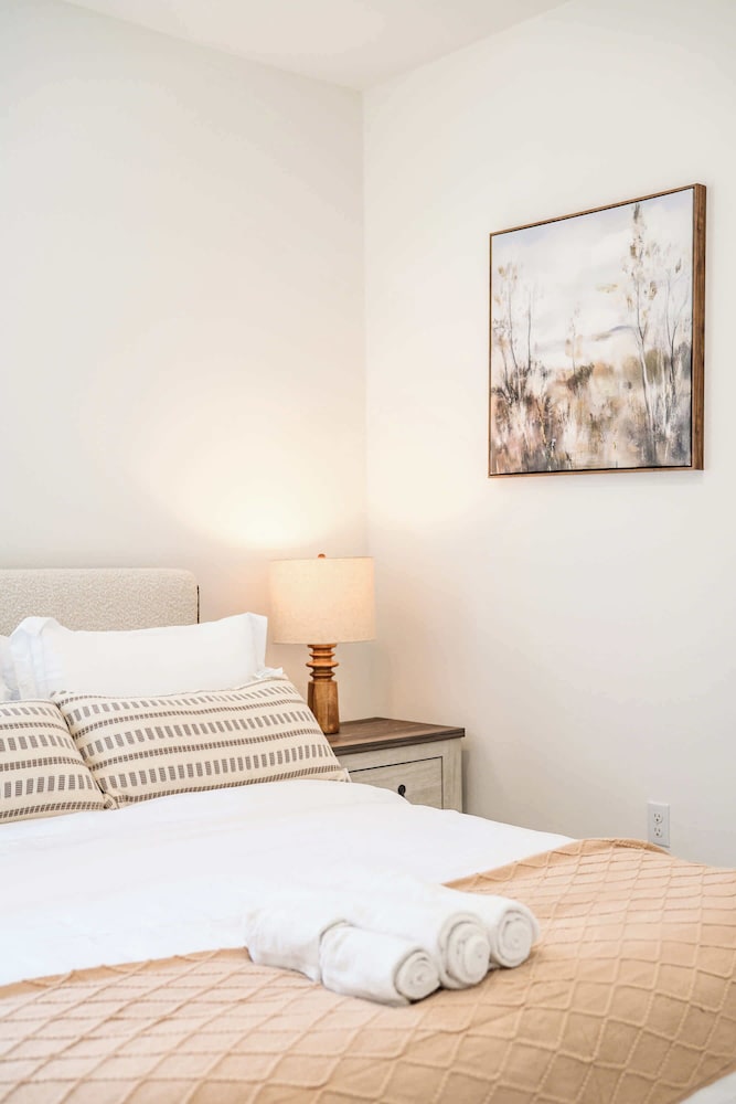 Stylish 3BR Oasis in Palm Desert Near El Paseo Zoo