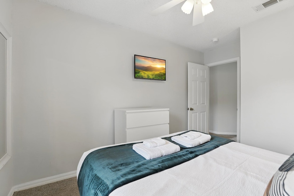 Disney Charm, Steps From Pool and Clubhouse!