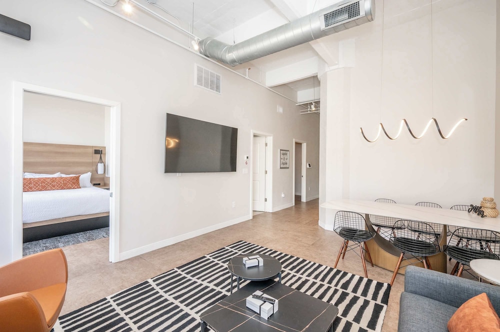 The 333 Suites For 24 Guests