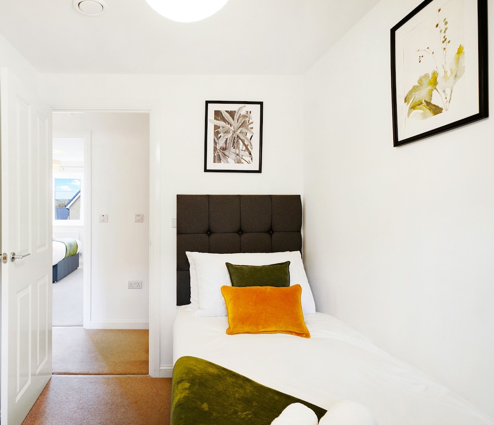 Woolhampton Drive House By REDWOOD STAYS view 4