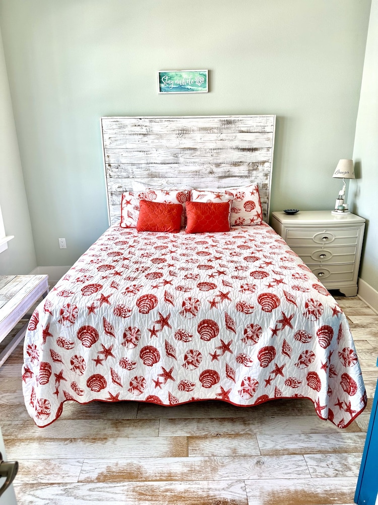 Seaside Sunsets 4 Bedroom Home by RedAwning view 3