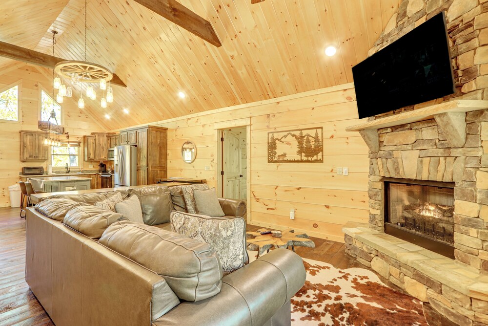 Ellijay Mountain Cabin w/ Hot Tub & Spacious Deck