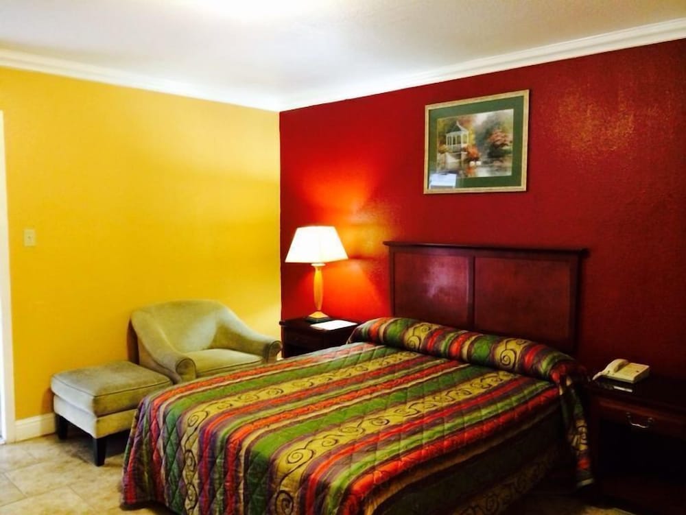 Oakland Vacations - M B Motor Inn - Property Image 1