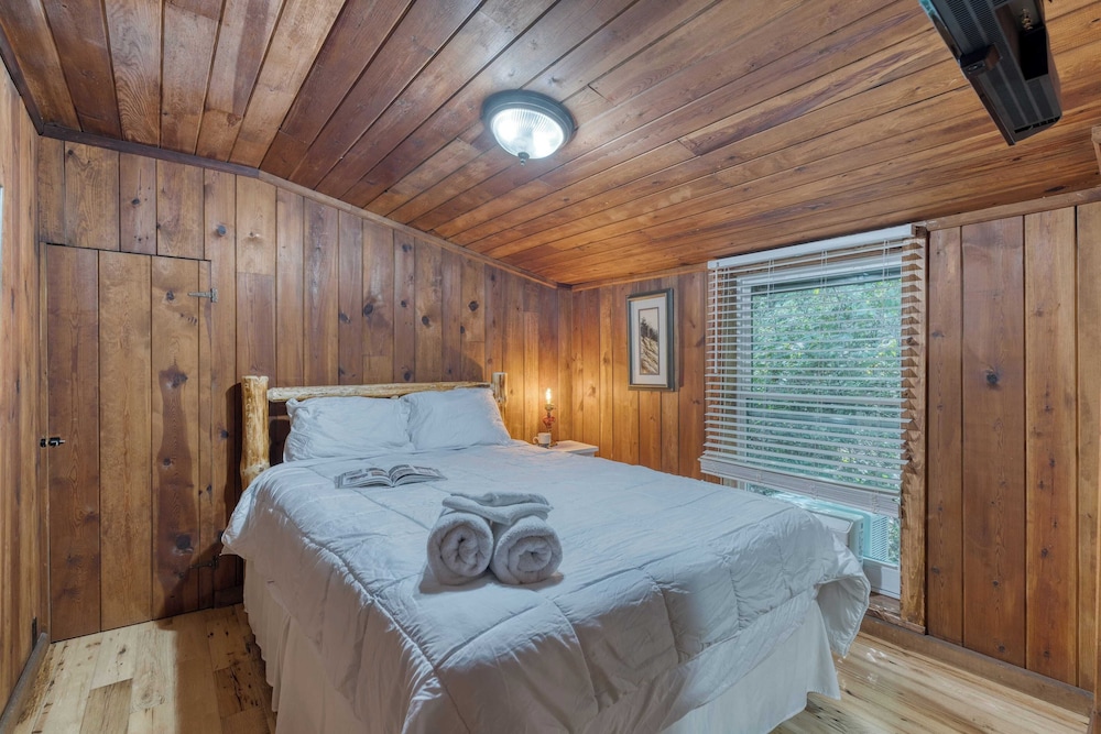 Riverwood Gatlinburg/pigeon Forge Cabin w/ River Views