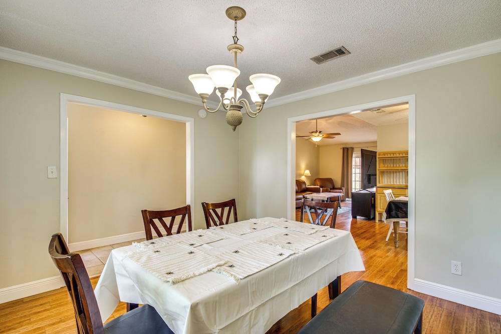 Shop, Dine & Visit Uwf: Pensacola Home w/ Yard!