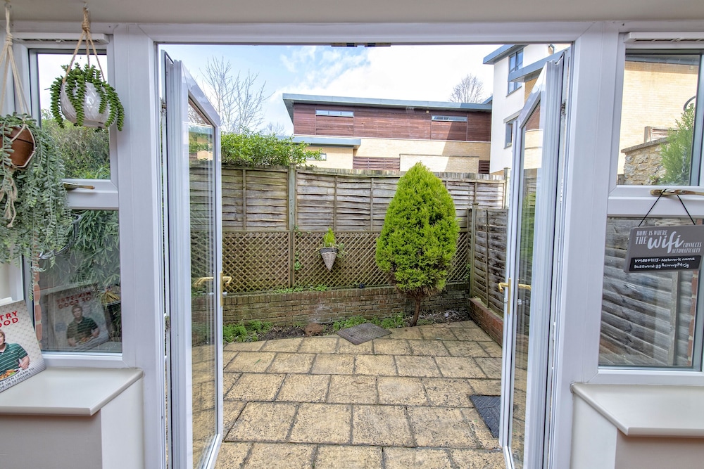 A very British house to stay 3 Bedroom view 5