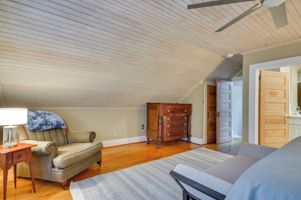 Walk to Main St: Historic High Point Carriage Home