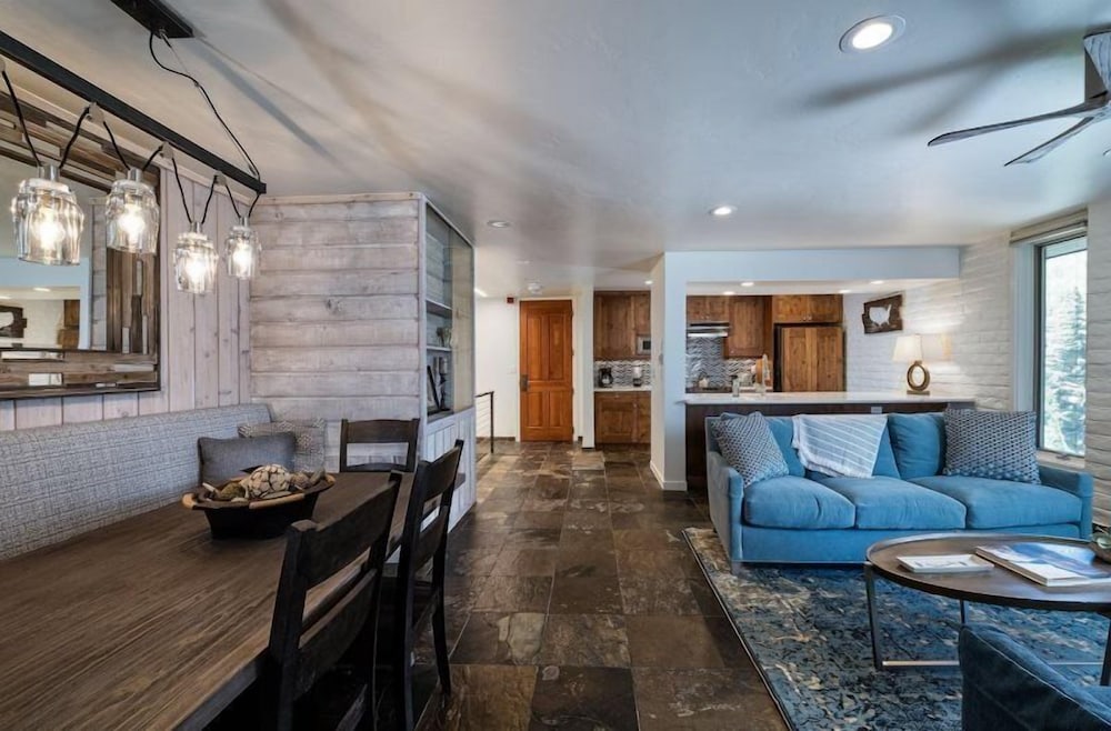 Vail Village 3 Bedroom Condo at the Covered Bridge - Pool, hot tub & More!