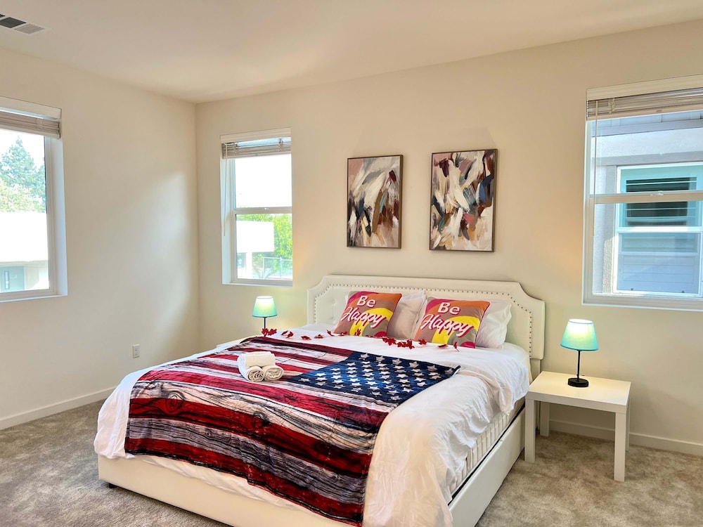 Sunny Stylish Near LA 4BR Home w Desks Lounge