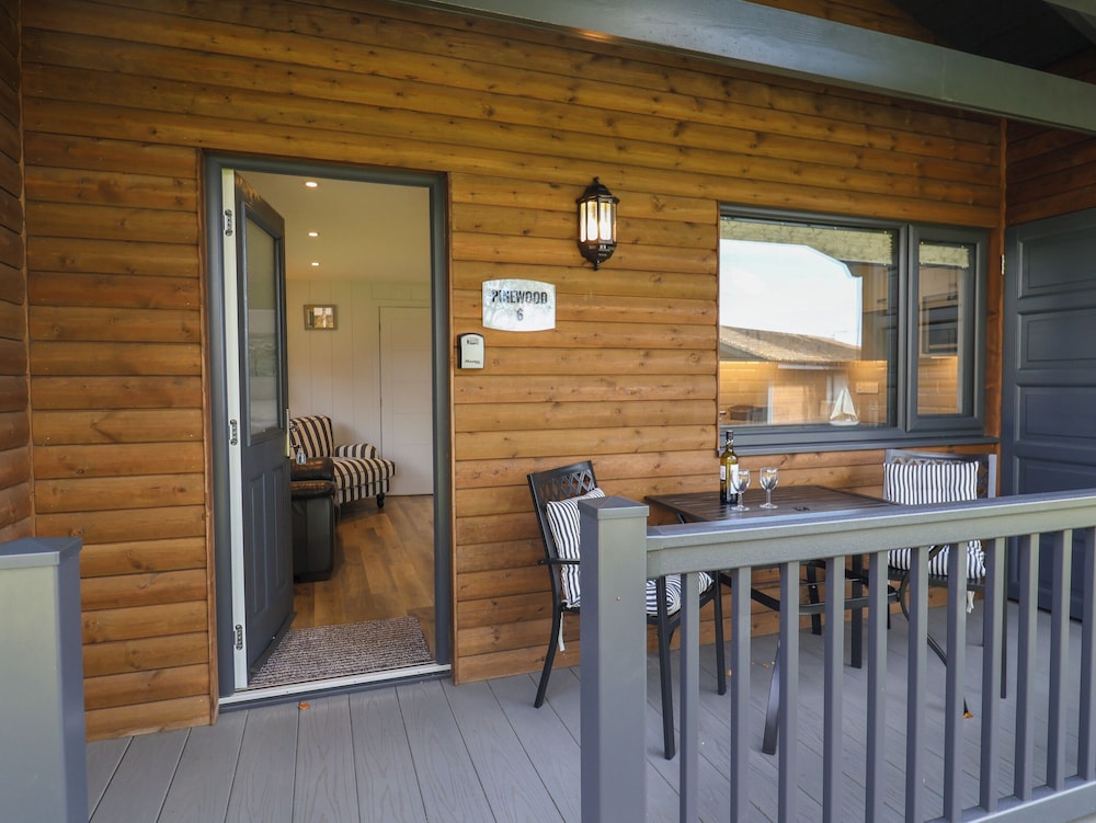 6 Pinewood Retreat