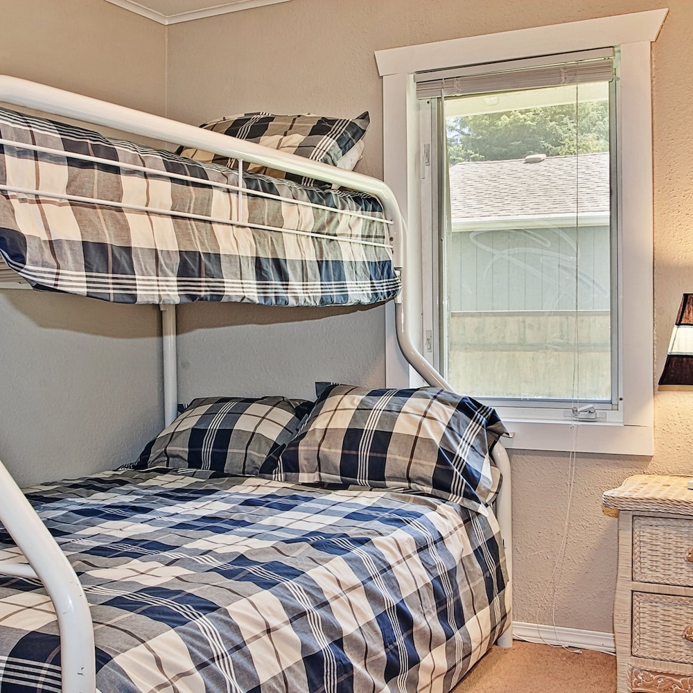 Ten Pines Cottage in Hoquiam