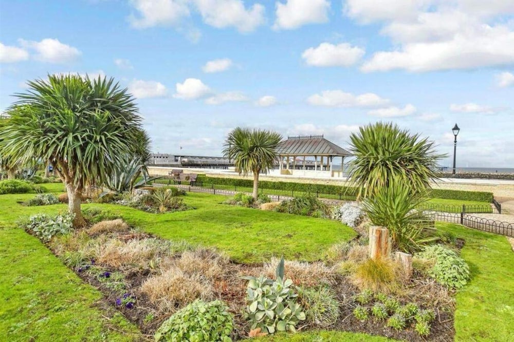 Stunning 1-bed Flat W/seaview, Garden Pet Friendly