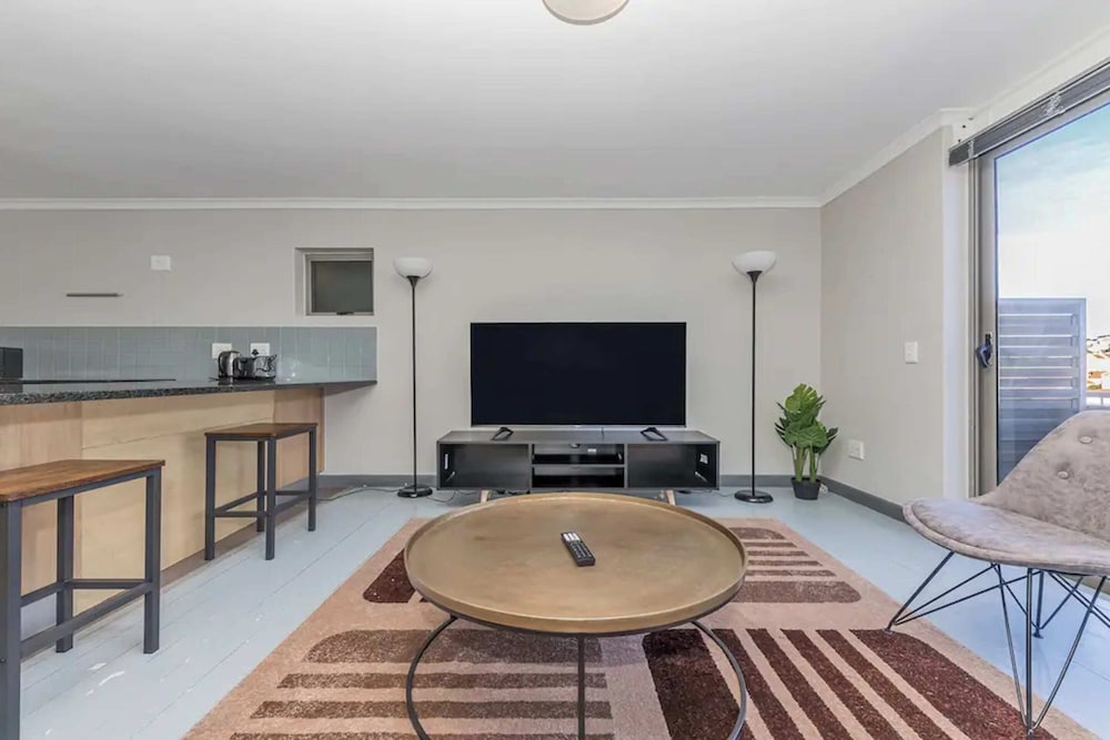 Spacious and Modern 3 BD Loft in Woodstock view 2