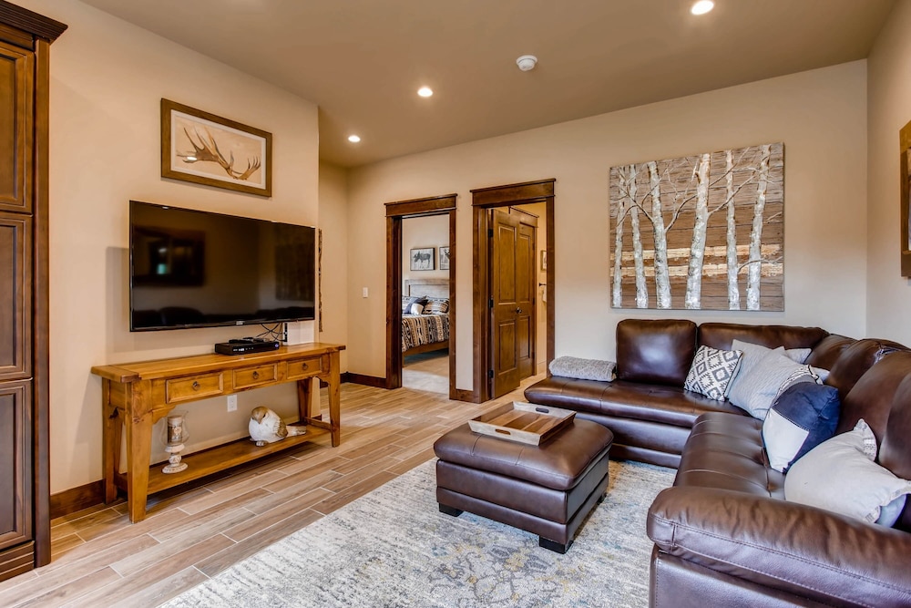 New 3bdr Luxury /sleeps 10 W Fireplace & Mountain Views 3 Bedroom Townhouse by RedAwning