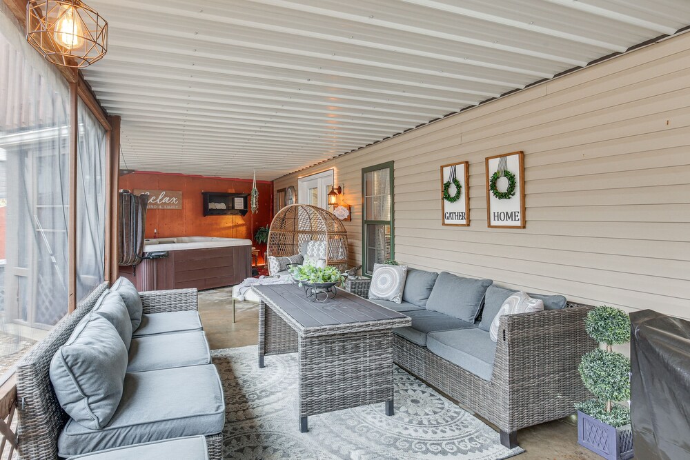 'foxes Den' w/ Hot Tub, Pool Table & Fire Pit!