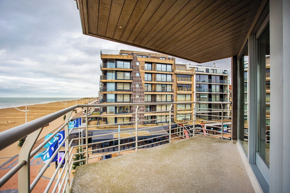 Modern, Luxurious Corner Flat on the Seafront
