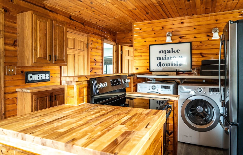 Pet Friendly Lake Geneva Getaway for 6!