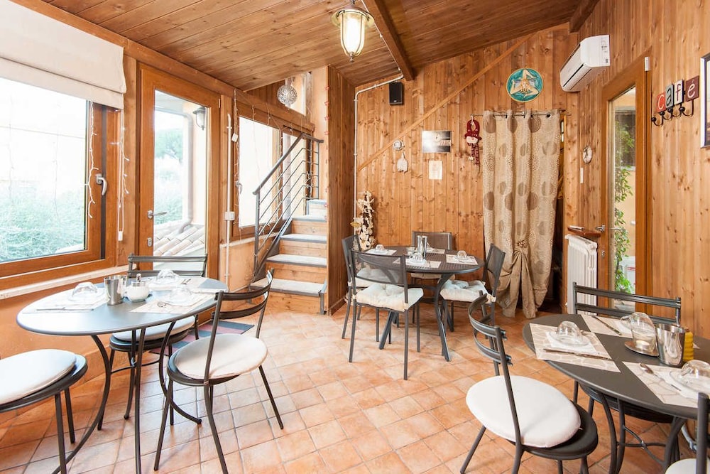 Aurelia Garden Gold Bed & Breakfast