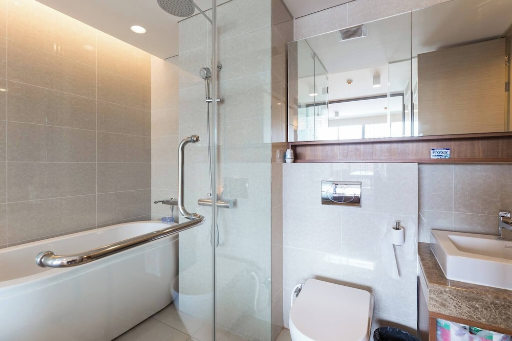S39- 1 Bedroom Downtown Apt With Balcony and Pool
