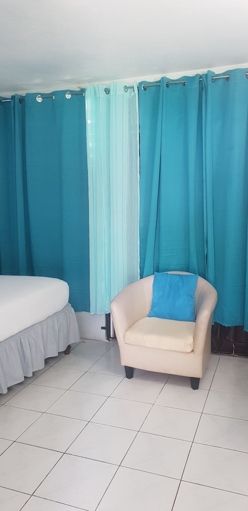 Gated Studio By The Pavillian Mall Near US Embassy Liguanea Kingston view 5
