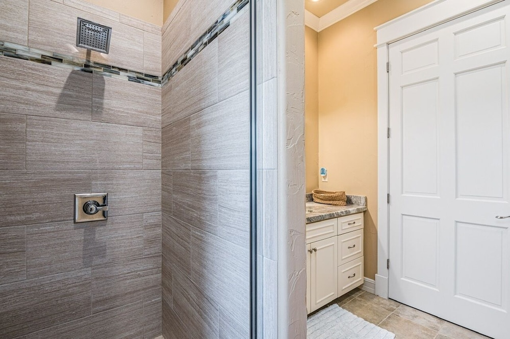 Ocean One 4 Bedroom Home by RedAwning view 3