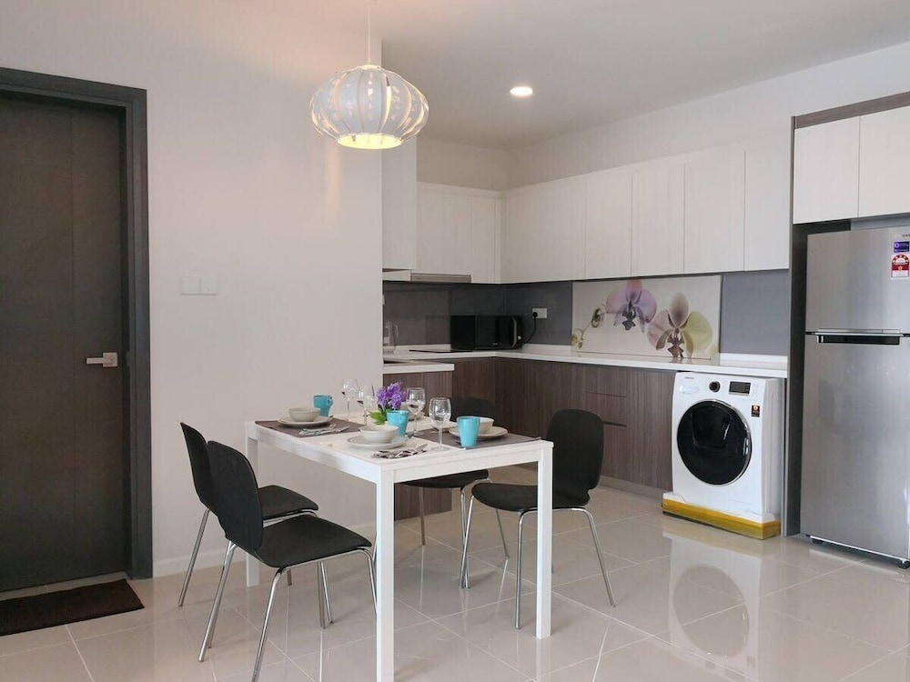 A Spacious, High-floor Suite Next to Komtar Jbcc