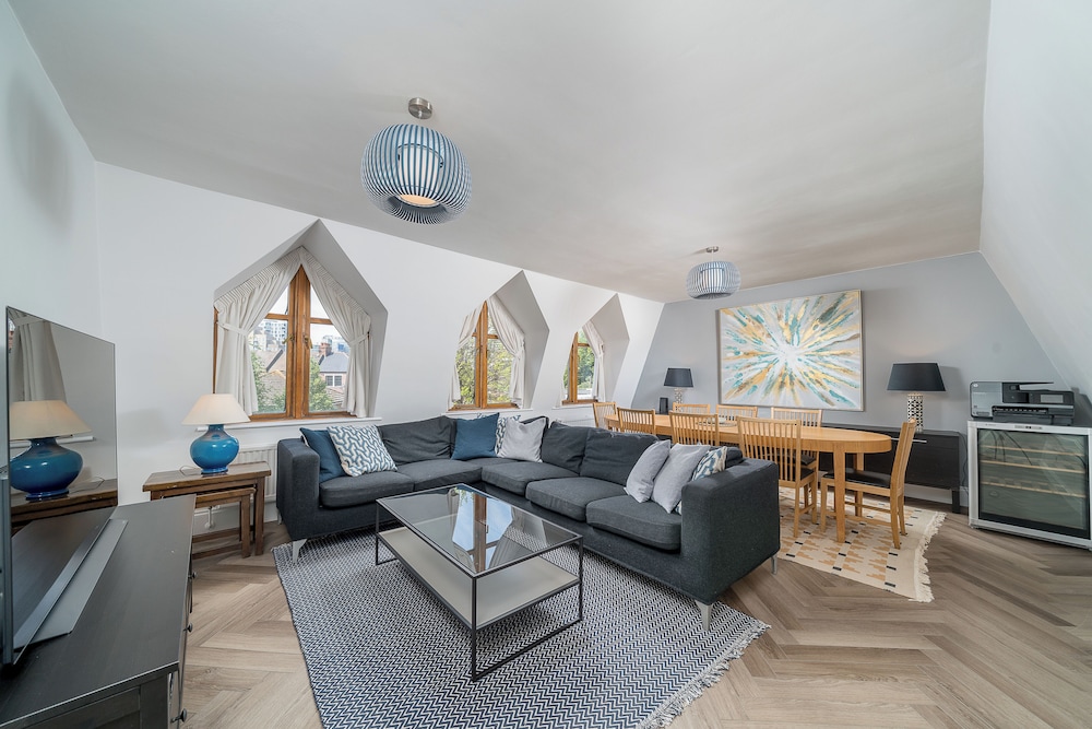 Chic 2BR Battersea Flat - Terrace & Pet-Friendly