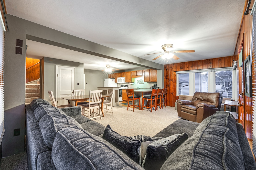 Clear Lake Vacation Rental: Walk to City Beach!