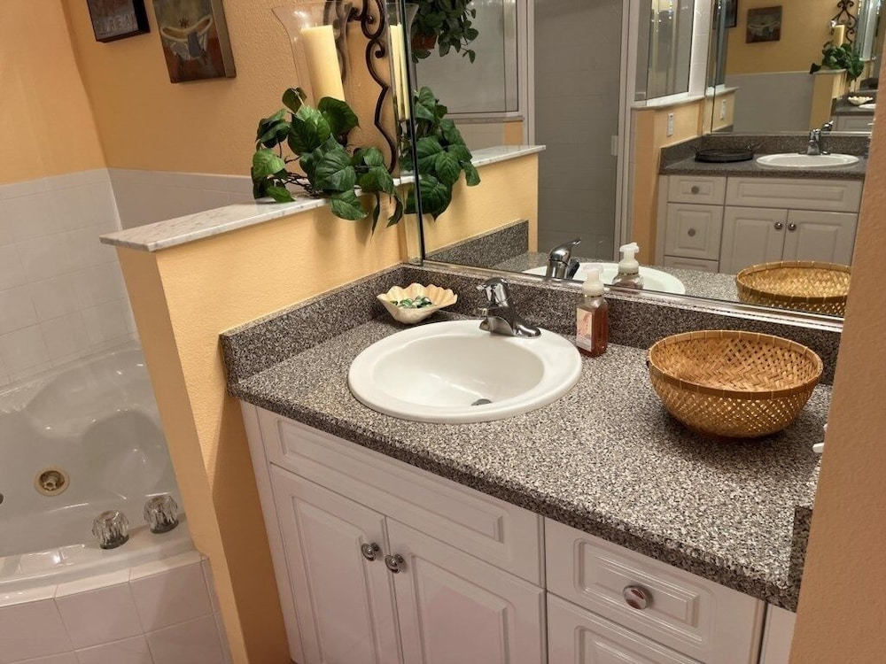 Kid Friendly Condo With Pool, Basketball, Bocce, Hot Tub, And More! 3 Bedroom Condo
