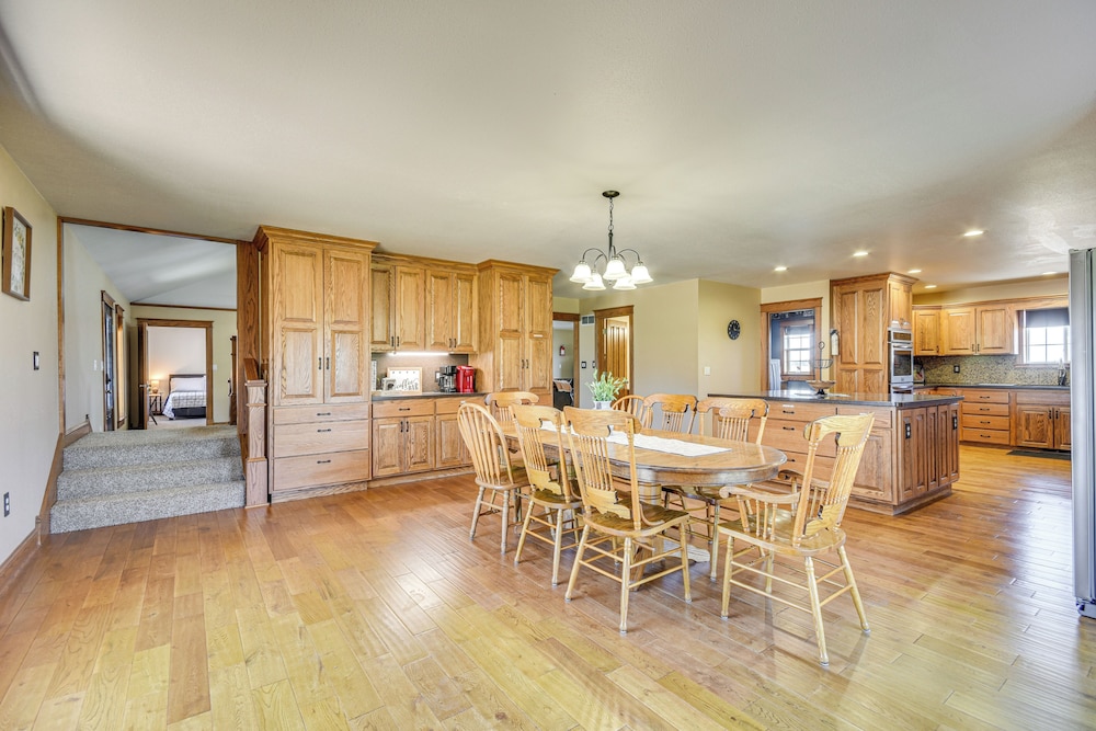 Pond Access & Fishing: 'cedar Lodge' in Versailles