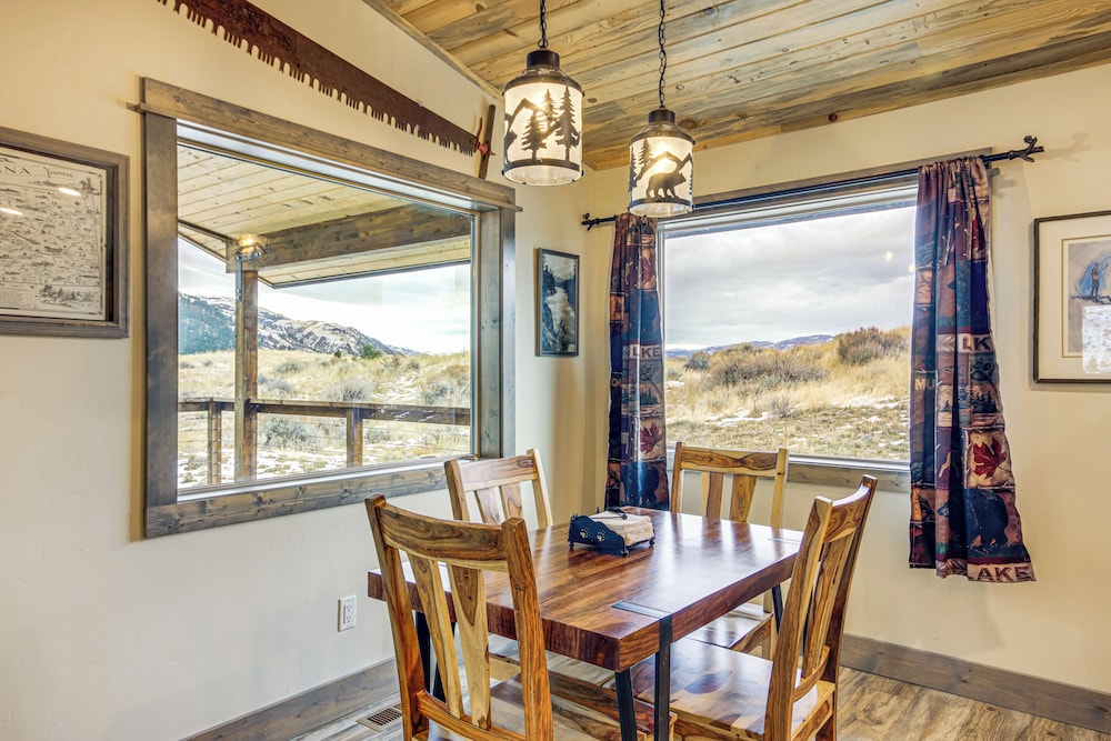 < 1 Mi to Chico Hot Springs: Mtn-view Hideaway!