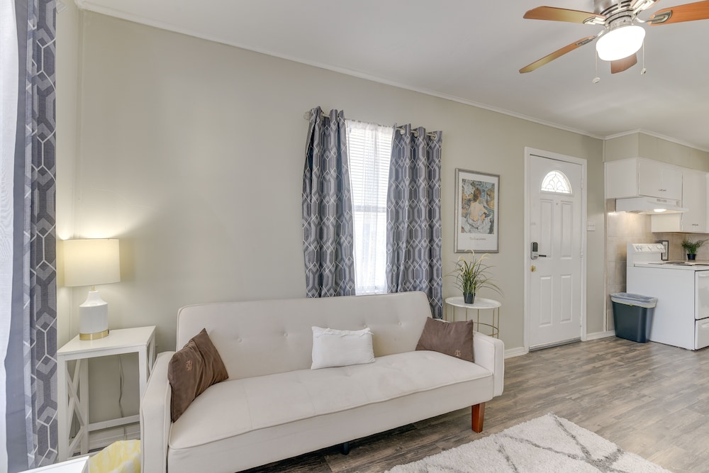 ~ 1 Mi to the Strand: Central Unit in Galveston!