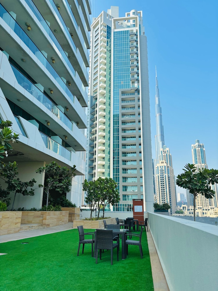 Stunning Studio Dubai with Infinity Pool and Canal View