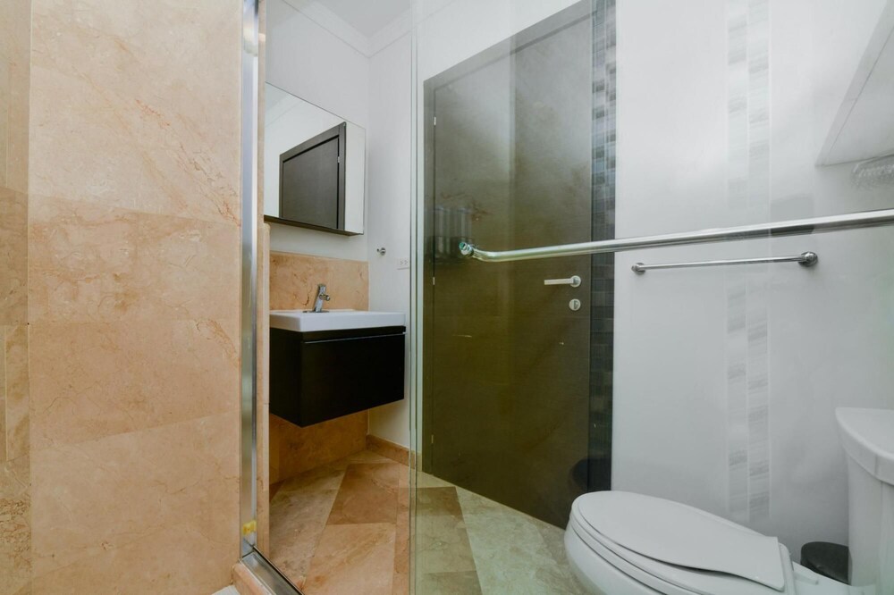 Amazing 1BR 2BA Condo Great Location w Pool GYM