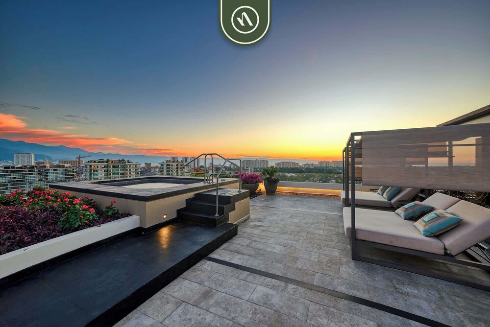 Luxury 2 BR Condo Near Golf Courses and Marina